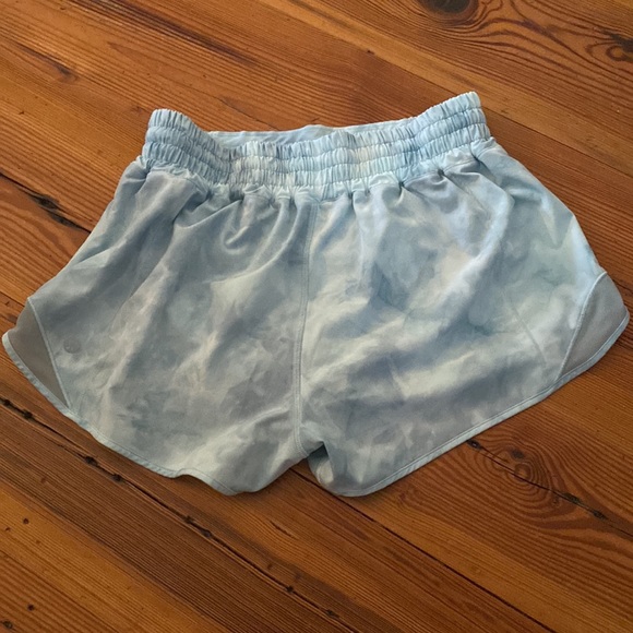 Lululemon Hotty Hot High Waist 2.5" inseam Shorts - Picture 2 of 4